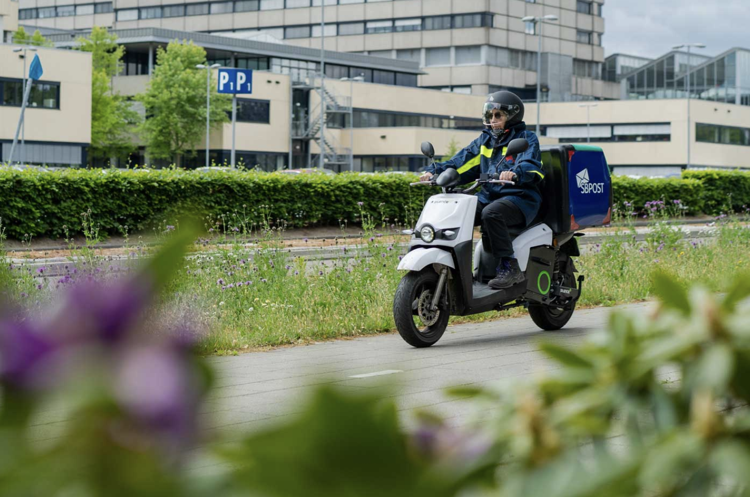 Illustratie van zakelijke postverwerking en bezorging