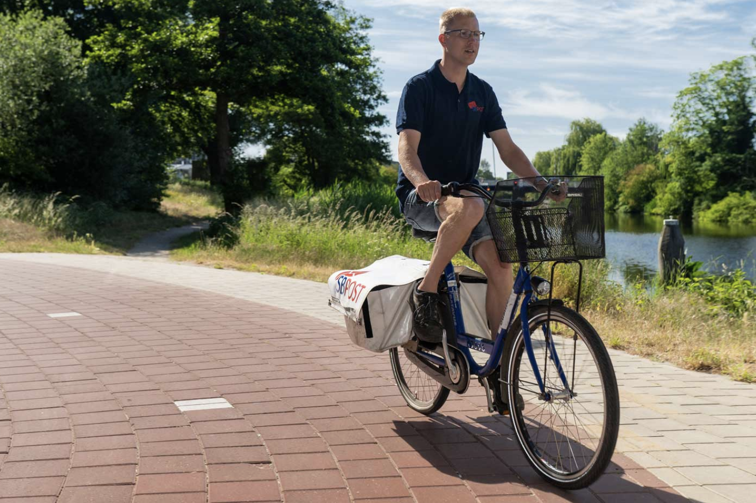 Illustratie van voordelige posttarieven en kostenbesparing
